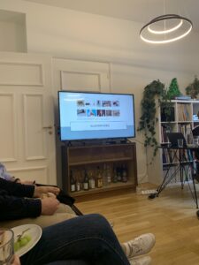 Fernseher in einem Wohnzimmer mit Holzfußboden