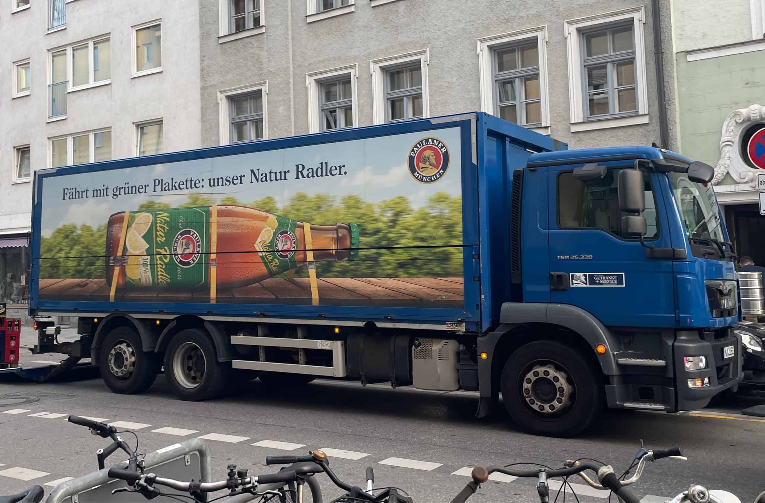 Lastwagen in der Münchner Maxvorstadt, auf dem steht „Fährt mit grüner Plakette: unser Natur Radler."